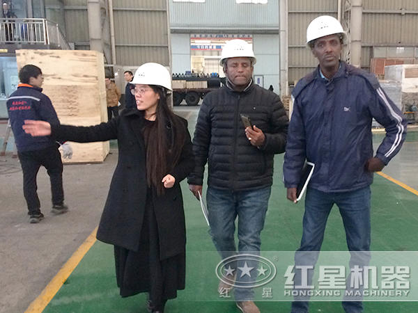 客戶參觀設(shè)備生產(chǎn)車間 客戶參觀設(shè)備生產(chǎn)車間