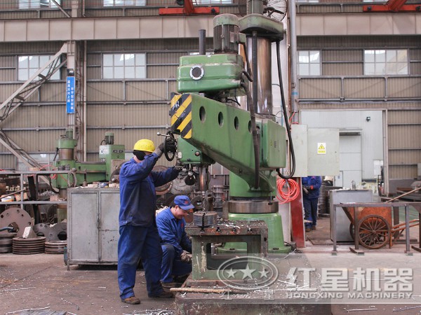 技術精湛的操作人員作業(yè)現(xiàn)場 技術精湛的操作人員作業(yè)現(xiàn)場