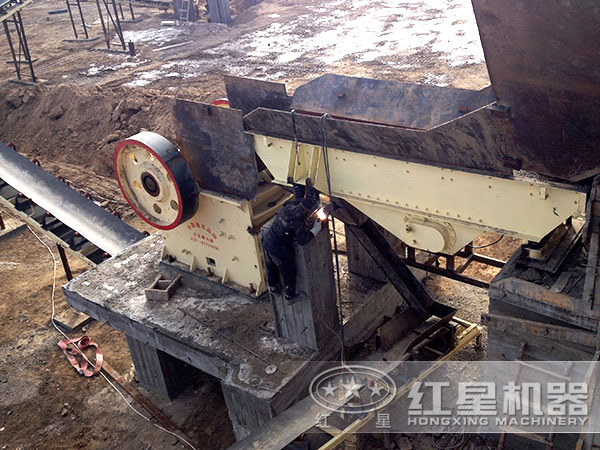 正在調(diào)試的振動給料機