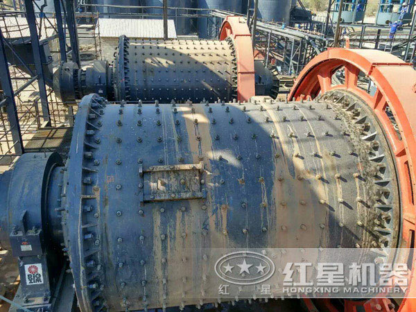 球磨機(jī)作業(yè)現(xiàn)場