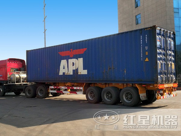 發往國外的集裝箱已裝車 發往國外的集裝箱已裝車