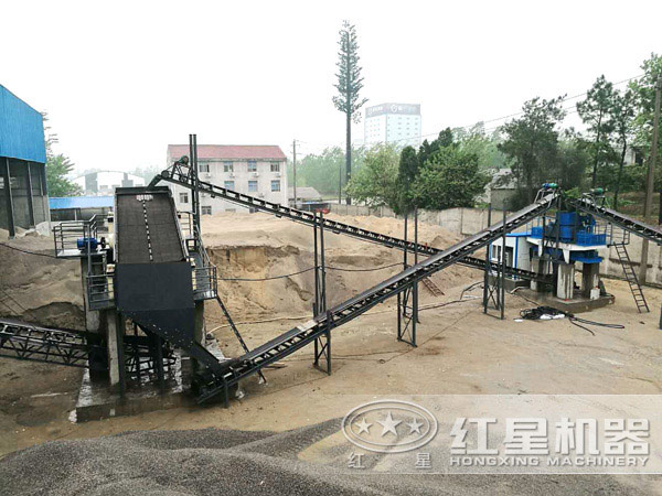 VSI新型制砂機(jī)在進(jìn)行石料制砂 VSI新型制砂機(jī)在進(jìn)行石料制砂
