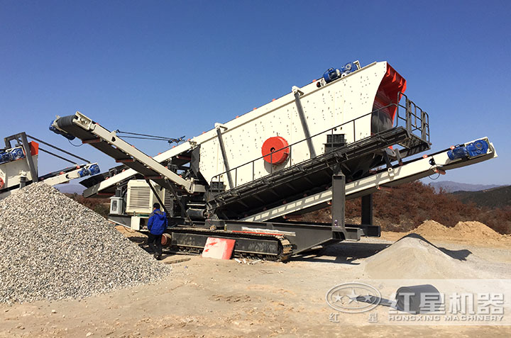 移動碎石機(jī)作業(yè)現(xiàn)場