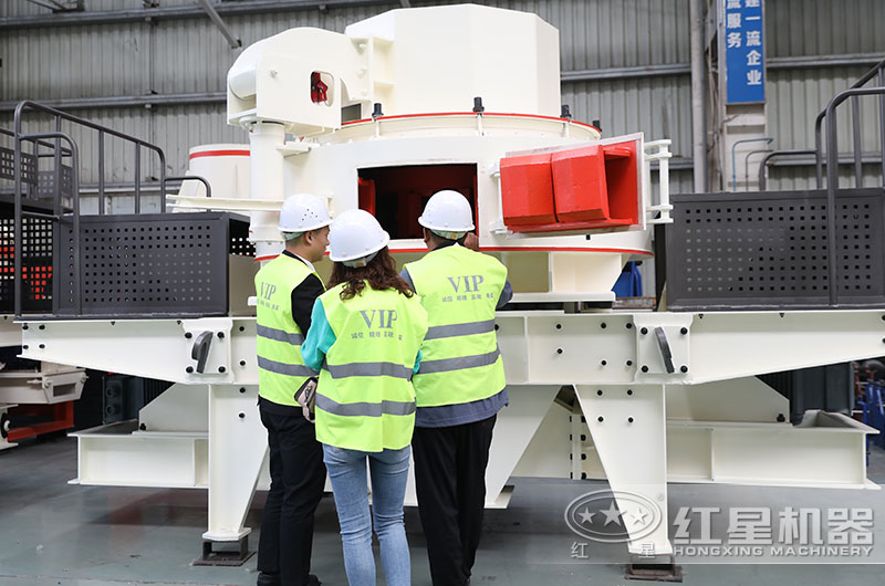 客戶參觀制砂機(jī)車(chē)間