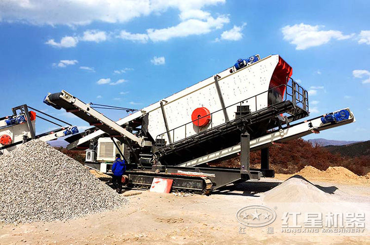 履帶移動(dòng)破碎站工作現(xiàn)場